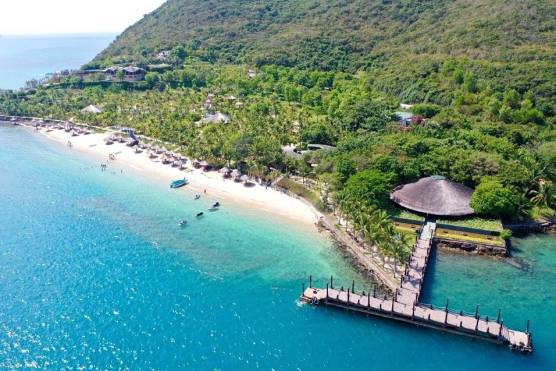 Con Se Tre Island Beach and Resort View Aerial view of pristine beaches and resorts on Con Se Tre Island, showcasing tropical scenery