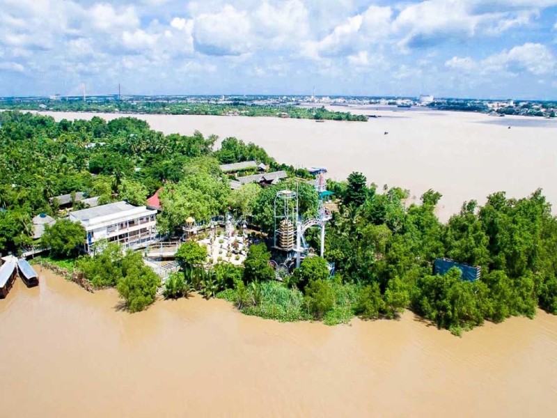 Minh Islands in Ben Tre's Coconut Region Coconut groves on Minh Islands in Ben Tre, surrounded by waterways, highlighting the region's agricultural richness and natural beauty.